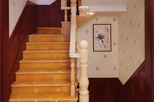 工布江达中式别墅室内汉白玉石楼梯的定制安装装饰效果